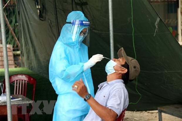 A medical worker swabs a man for Covid-19 testing. Dong Nai Province has reported 660 additional Covid-19 cases, sending this southern province’s tally in the current fourth wave to 15,629 cases – PHOTO: VNA