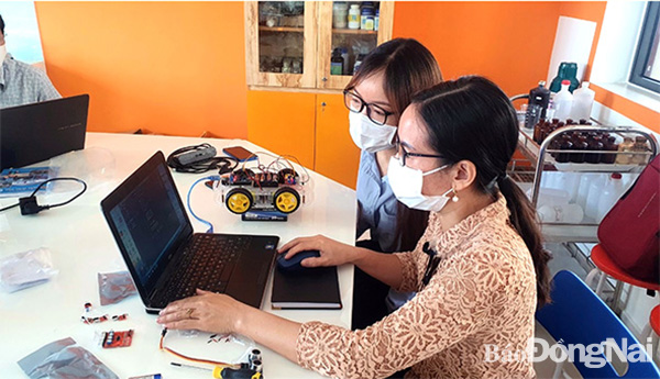 Giáo viên Trường TH-THCS-THPT Song ngữ Lạc Hồng (TP.Biên Hòa) tập huấn phương pháp dạy học theo chủ đề STEM chuẩn bị cho năm học mới. Ảnh: C.Nghĩa