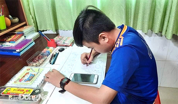 Học sinh Trường THCS Trần Hưng Đạo (H.Cẩm Mỹ) học tập tại nhà với phương tiện hỗ trợ là điện thoại thông minh