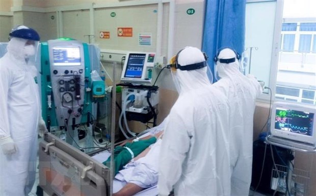 Treating a COVID-19 patient (Source: VNA)