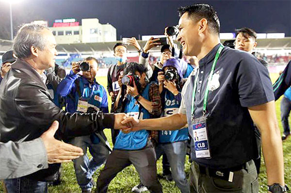 Chịu “ảnh hưởng” nặng nhất khi V.League 2021 hủy bỏ là HAGL của “bầu” Đức và HLV Kiatisak