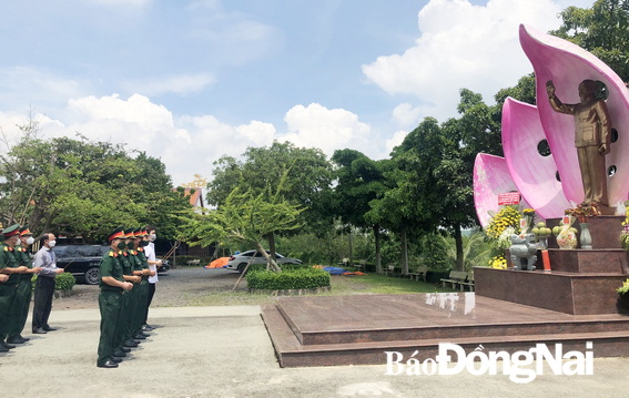 Thủ trưởng Bộ CHQS tỉnh dâng hương tượng đài Chủ tịch Hồ Chí Minh 