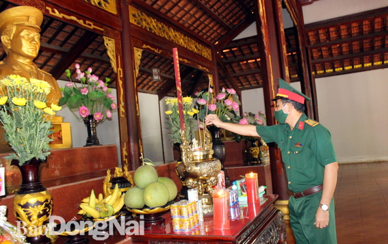 Đại tá Vũ Văn Điền, Ủy viên Ban TVTU, Chỉ huy trưởng Bộ CHQS tỉnh dâng hương tượng đài Đại tướng Võ Nguyên Giáp