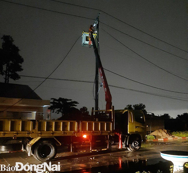  Công nhân Điện lực Biên Hòa 2 khắc phục sự cố điện do mưa giông đêm 22-8