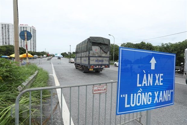 The Ministry of Industry and Trade has asked the Ministry of Transport to issue instructions for issuing QR codes for “green lanes” for businesses to transport goods in the pandemic. — VNA/VNS Photo Minh Quyết