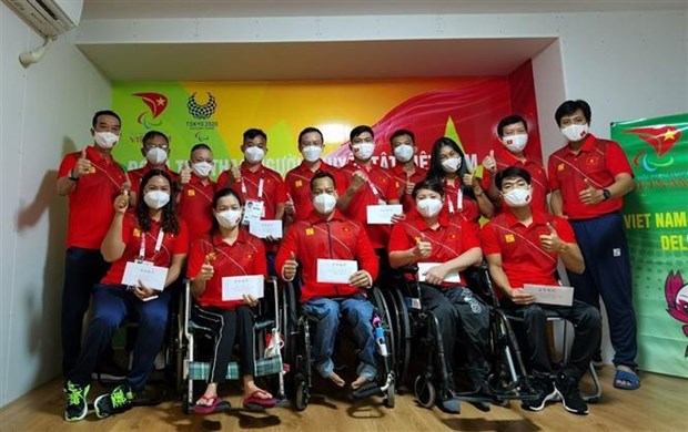 Members of the Vietnamese delegation at the Tokyo 2020 Paralympic Games pose for a group photo at the Paralympic Village (Photo: VNA)