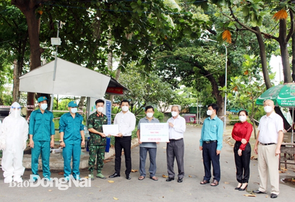 Chủ tịch Ủy ban MTTQ Việt Nam tỉnh Cao Văn Quang (thứ tư từ phải sang) thăm, tặng quà động viên lực lượng tuyến đầu chống dịch tại Bệnh viện Dã chiến số 7. Ảnh: N.HÀ