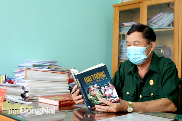 Đại tá Huỳnh Công Phúc (Phó chủ tịch Hội Cựu chiến binh tỉnh) luôn nghiên cứu những cuốn sách viết về Đại tướng Võ Nguyên Giáp. Ảnh: Nguyệt Hà