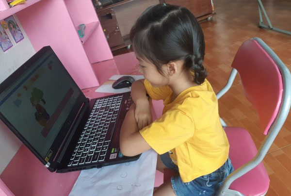 Bé Uyên Nhi học tập đọc môn tiếng Việt 1 trên HOC247 Kids