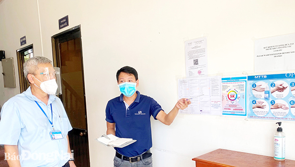 Đoàn kiểm tra của H.Vĩnh Cửu tiến hành kiểm tra tình hình sản xuất “3 tại chỗ” tại một doanh nghiệp trên địa bàn huyện. Ảnh: Ngọc Liên