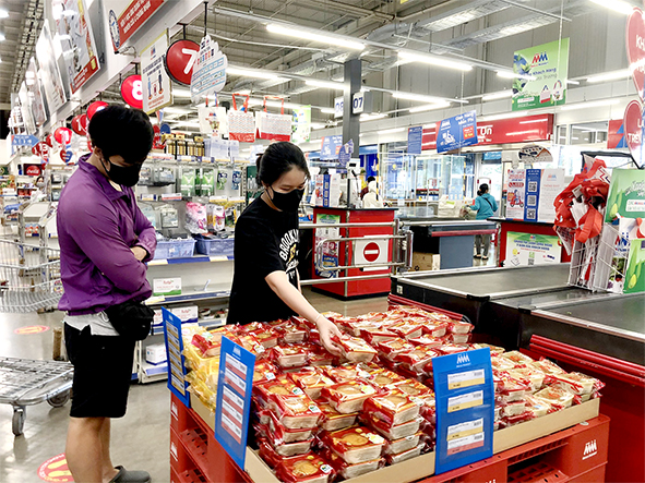 Người dân chọn mua các loại bánh trung thu tại MM Mega Market Biên Hòa. Ảnh: Lam Phương