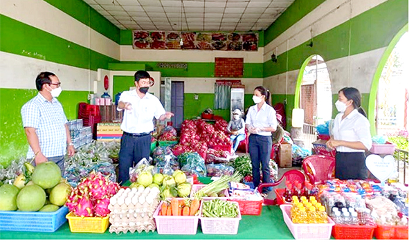 Bí thư Huyện ủy Xuân Lộc Viên Hồng Tiến (thứ 2 từ trái sang) kiểm tra việc triển khai Gian hàng thực phẩm 0 đồng tại xã Xuân Phú
