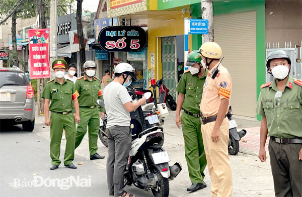 Thông qua hoạt động tuần tra, kiểm soát, lực lượng công an kịp thời phát hiện, ngăn chặn các đối tượng tội phạm hoạt động. Ảnh: Trần Danh