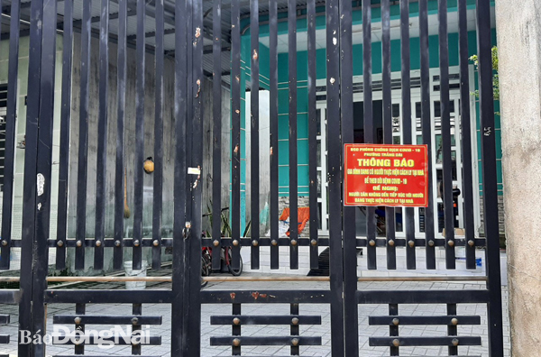 Trước cổng của gia đình có F1 đang cách ly tại nhà sẽ treo bảng thông báo để người dân xung quanh được biết