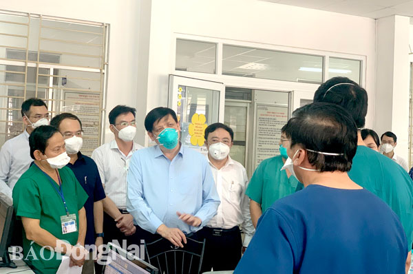 Bộ trưởng Y tế Nguyễn Thanh Long cùng đoàn công tác làm việc tại Bệnh viện Đa khoa khu vực Long Thành. Ảnh: B.Nhàn