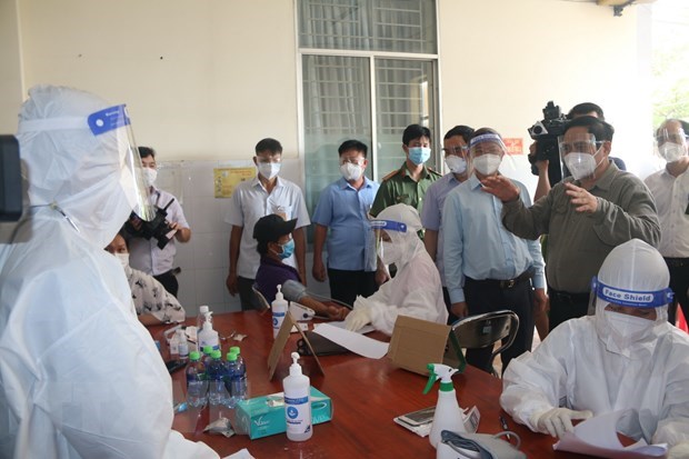 PM Pham Minh Chinh examines vaccination against COVID-19 in Thanh Phu commune in Vinh Cuu district, Dong Nai province. 