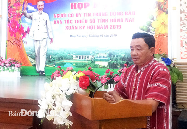 Ông Huỳnh Công Danh chia sẻ kinh nghiệm phát huy vai trò người uy tín tại một buổi họp mặt người uy tín trong đồng bào dân tộc thiểu số trên địa bàn tỉnh. Ảnh: Thảo Lâm