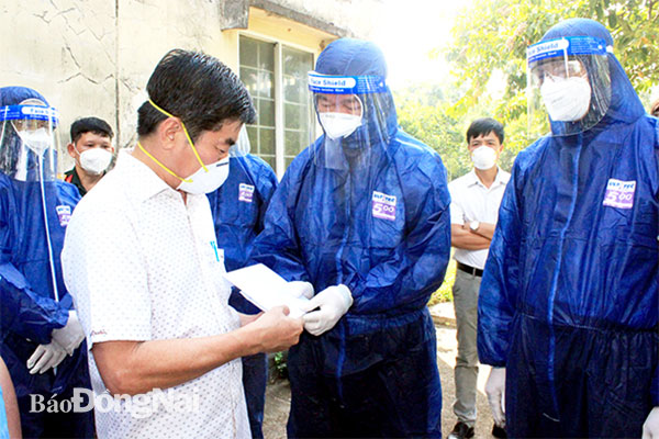 Ủy viên Trung ương Đảng, Bí thư Tỉnh ủy Nguyễn Hồng Lĩnh (giữa) tặng quà cho lực lượng làm nhiệm vụ điều trị bệnh nhân Covid-19 tại Bệnh viện Dã chiến số 3 khi đến thăm, kiểm tra công tác điều trị bệnh nhân Covid-19 tại đây. Ảnh: Hạnh Dung