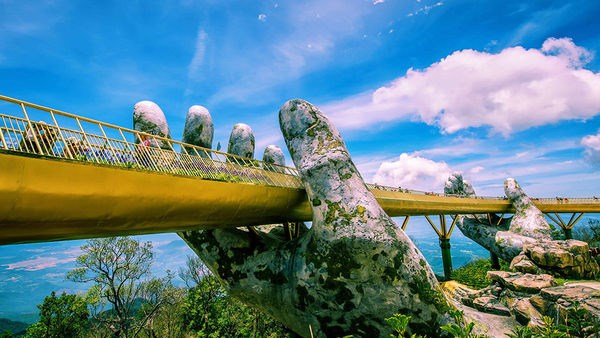 The "Golden Bridge" in Da Nang city - an attractive destination for tourists (Photo: VNA)