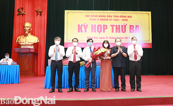 Chủ tịch HĐND tỉnh Thái Bảo các đồng chí Thường trực Tỉnh ủy tặng hoa chúc mừng ông Nguyễn Sơn Hùng được bầu làm Phó chủ tịch UBND tỉnh