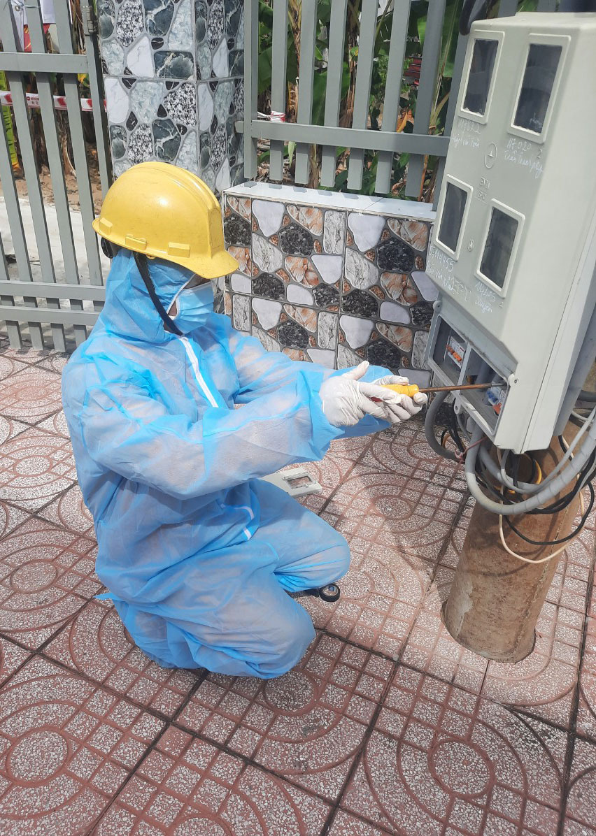 Công nhân Điện lực Nhơn Trạch sửa chữa điện trong khu phong tỏa xã Hữu Phú – huyện Nhơn Trạch (ảnh minh họa)