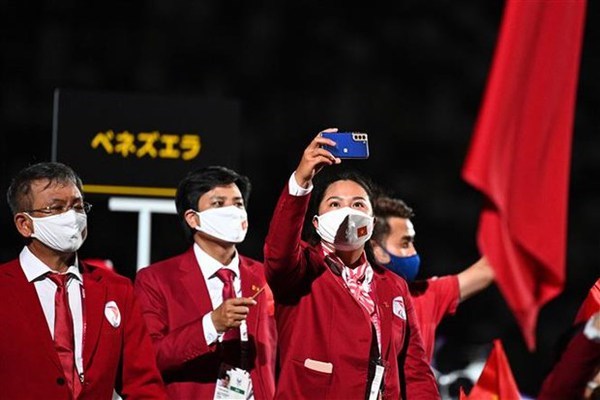  The Vietnamese sports delegation at the opening ceremony of the Tokyo 2020 Paralympic Games in Tokyo on August 24. (Photo: AFP/VNA)