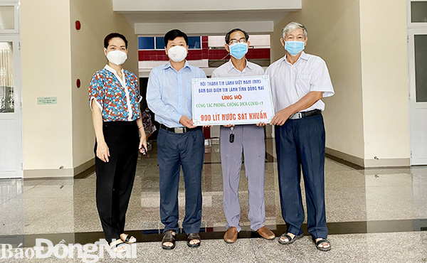 Ban đại diện Tin lành tỉnh Đồng Nai tặng bảng tượng trưng 900 lít nước sát khuẩn