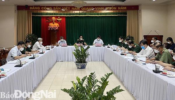 Đồng chí Thượng tướng Võ Minh Lương (ngồi giữa) chủ trì buổi làm việc cùng với đồng chí Bí thư Tỉnh ủy Nguyễn Hồng Lĩnh và Chủ tịch UBND tỉnh Cao Tiến Dũng