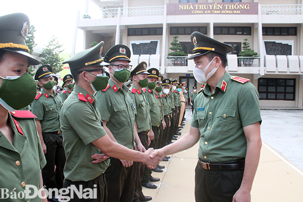 Thiếu tướng Vũ Hồng Văn, Giám đốc Công an tỉnh động viên các học viên trước khi xuống địa bàn để thực hiện nhiệm vụ