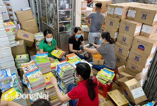 Nhân viên Công ty cổ phần sách thiết bị trường học Đồng Nai đóng gói sách để bàn giao cho các công ty vận phục vụ giao tận nhà cho học sinh theo đơn đặt hàng