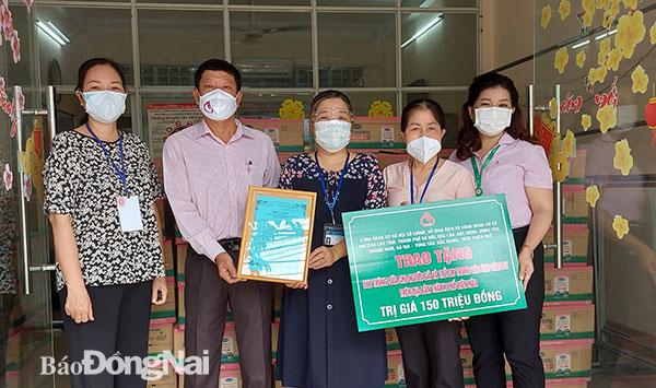 Đại diện Ngân hàng chính sách xã hội tỉnh Đồng Nai trao sữa cho Hội liên hiệp phụ nữ thành phố Biên Hòa