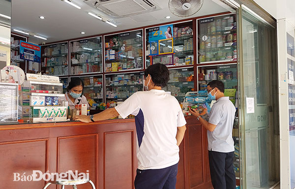 Người dân mua thuốc tại một nhà thuốc trên địa bàn TP.Biên Hòa. Ảnh: Hạnh Dung