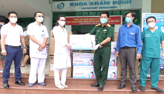Ông Nguyễn Thanh Liêm-PCT. Hội cựu chiến binh khối các cơ quan tỉnh trao tặng vật tư y tế phòng chống dịch Covid-19 cho Bệnh vIện Đa khoa Thống Nhất