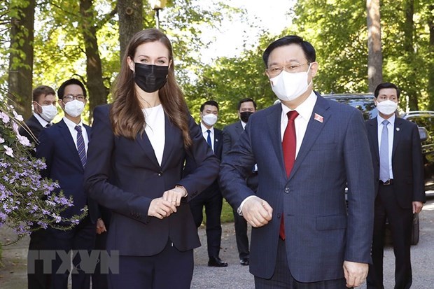 Finnish Prime Minister Sanna Marin (L) greets National Assembly Chairman Vuong Dinh Hue.