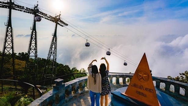 Tourists taking pictures at teh top of Ba Den Mountain in Tay Ninh province (Photo: baotintuc.vn)