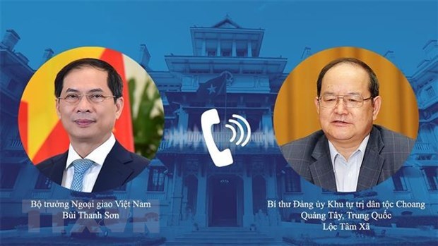 Foreign Minister Bui Thanh Son (L) talks on the phone with Party Secretary of China’s Guangxi Zhuang Autonomous Region Lu Xinshe. 