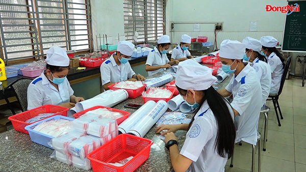 Làm nước muối súc họng cho bệnh nhân điều trị COVID-19