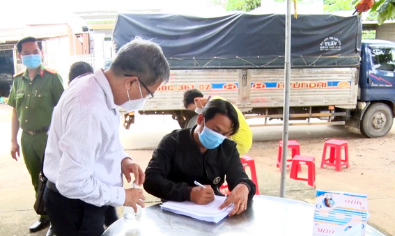 Chủ tịch UBND H.Cẩm Mỹ Huỳnh Tấn Thìn kiểm tra việc trực chốt, khai báo y tế của chủ phương tiện qua địa bàn huyện