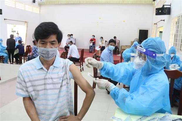 Illustration photo. Vaccinating workers in Đồng Nai Province. — VNA/VNS Photo