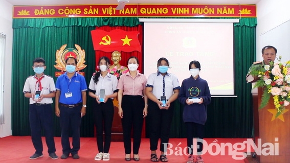 Chairwoman Nguyen Thi Cat Tien of Xuan Loc district People’s Committee hands over smart phones to poor students.