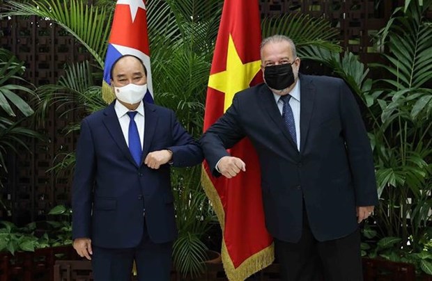 President Nguyen Xuan Phuc (L) meets with Cuban Prime Minister Manuel Marrero Cruz.