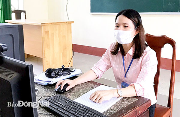 Giáo viên Trường tiểu học Long Khánh (TP.Long Khánh) đã có thể dạy trực tuyến cho học sinh ngay tại trường. Ảnh: Công Nghĩa