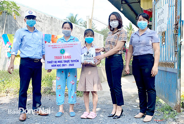 Phòng GD-ĐT H.Trảng Bom tổ chức trao điện thoại thông minh cho học sinh có hoàn cảnh khó khăn