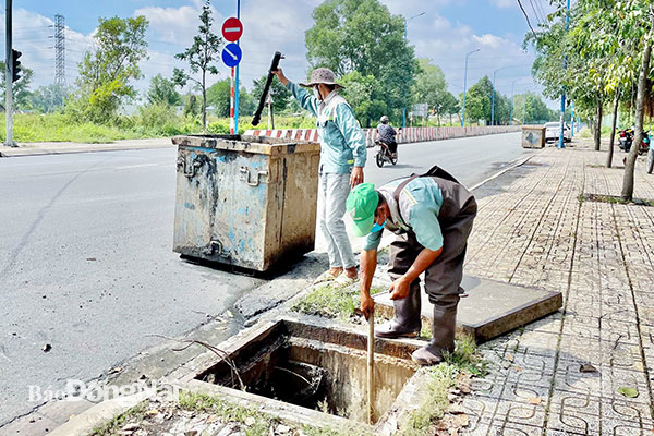 Công nhân Trung tâm Dịch vụ công ích TP.Biên Hòa nạo vét cống trên đường Đặng Văn Trơn (P.Hiệp Hòa, TP.Biên Hòa). Ảnh: Đăng Tùng