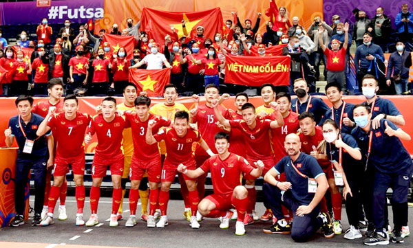 Tuyển futsal Việt Nam chia vui với khán giả cổ vũ tại Lithuania
