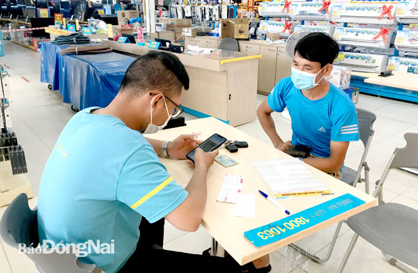 Anh Bùi Văn Đạt (P.Tam Phước, TP.Biên Hòa) mua điện thoại thông minh cho con học online