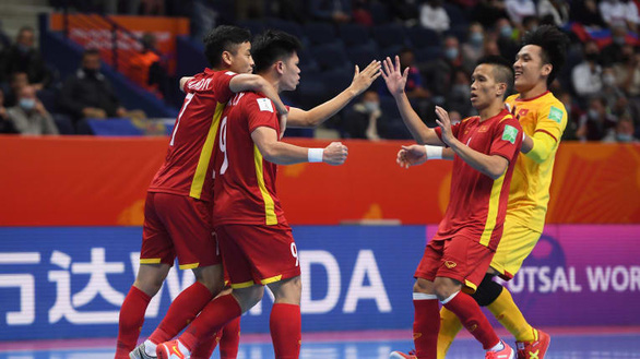 Các cầu thủ futsal Việt Nam ăn mừng bàn thắng vào lưới Nga - Ảnh: AFC