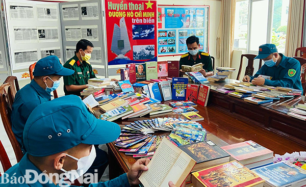 Cán bộ, chiến sĩ Ban chỉ huy quân sự H.Trảng Bom đọc sách, tìm hiểu lịch sử tại triển lãm Huyền thoại đường Hồ Chí Minh trên biển (Ảnh: CTV)