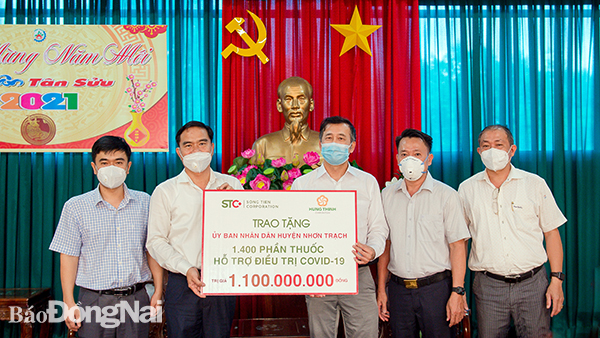  Đại diện Sông Tiên Corporation và Tập đoàn Hưng Thịnh trao tặng 1.400 phần thuốc hỗ trợ điều trị Covid-19 cho UBND huyện Nhơn Trạch