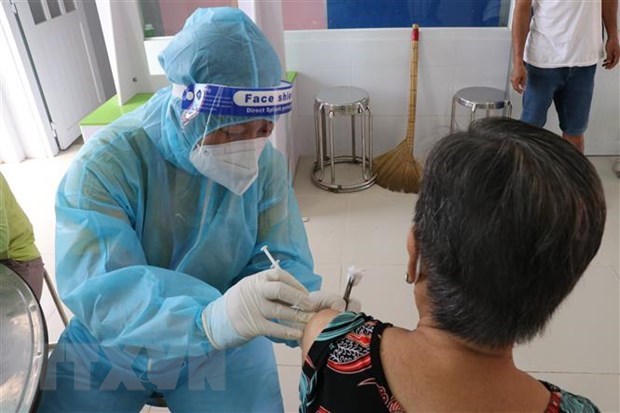 A resident in Thu Dau Mot city of Binh Duong province gets vaccinated against COVID-19 (Photo: VNA)